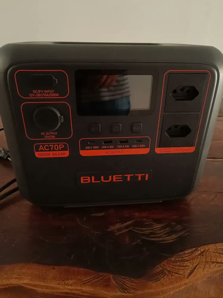 foto de Estação de Energia Portátil Bluetti AC70P, 1000W, 864Wh, Bateria LiFePO4, Carregamento Turbo e Controle Via App 127V