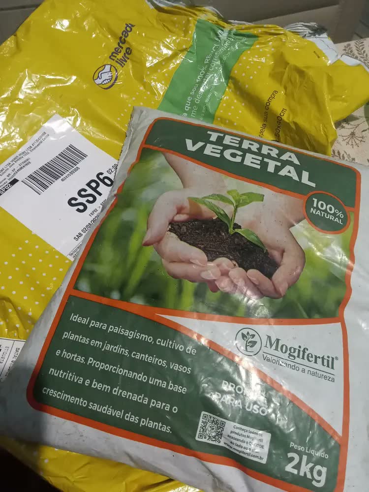 foto de 2kg Terra Vegetal Pronta P/ Plantar 100% Natural Mogifertil