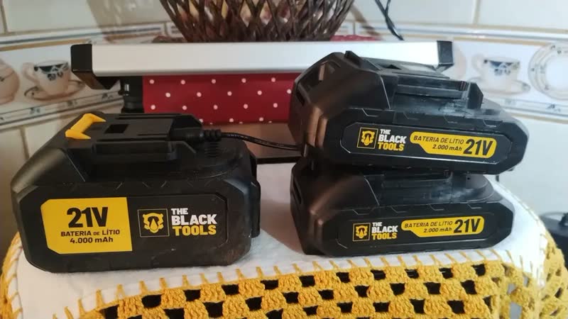 foto de Moto Serra A Bateria 21v 4000mah 300mm 12 Polegadas Tcs21b The Black Tools Cor Amarelo e Preto