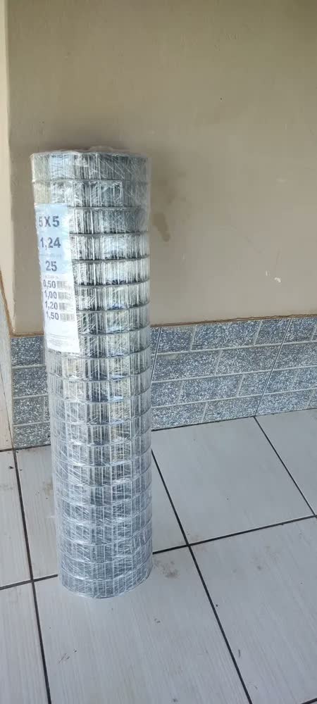 foto de Tela Soldada Galvanizada Franz 5x5cm Fio 1,24mm Altura 50cm Rolo 25m Aço Prateado