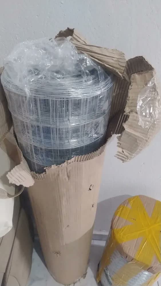foto de Tela Soldada Galvanizada Franz 5x5cm Fio 1,24mm Altura 50cm Rolo 25m Aço Prateado