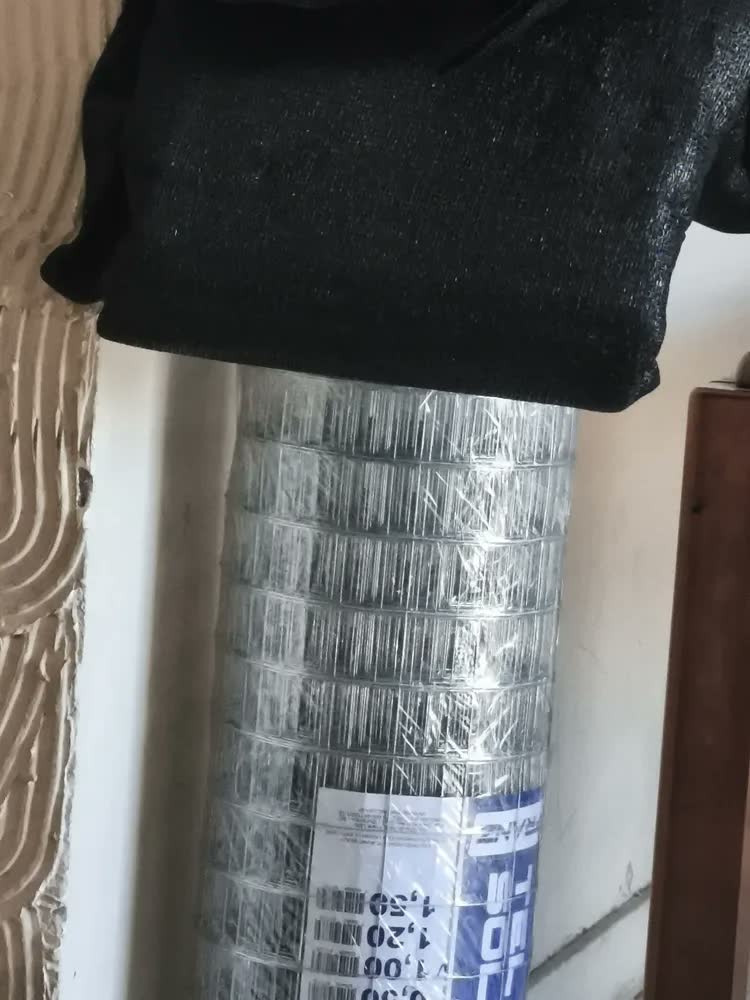 foto de Tela Soldada Galvanizada Franz 5x5cm Fio 1,24mm Altura 50cm Rolo 25m Aço Prateado