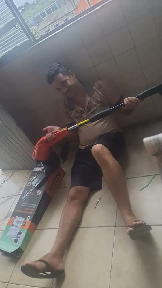 foto de Aparador De Grama Elétrico Bipartido Apb1000t Com Diâmetro De Corte De 280 Mm 1000 W Tramontina