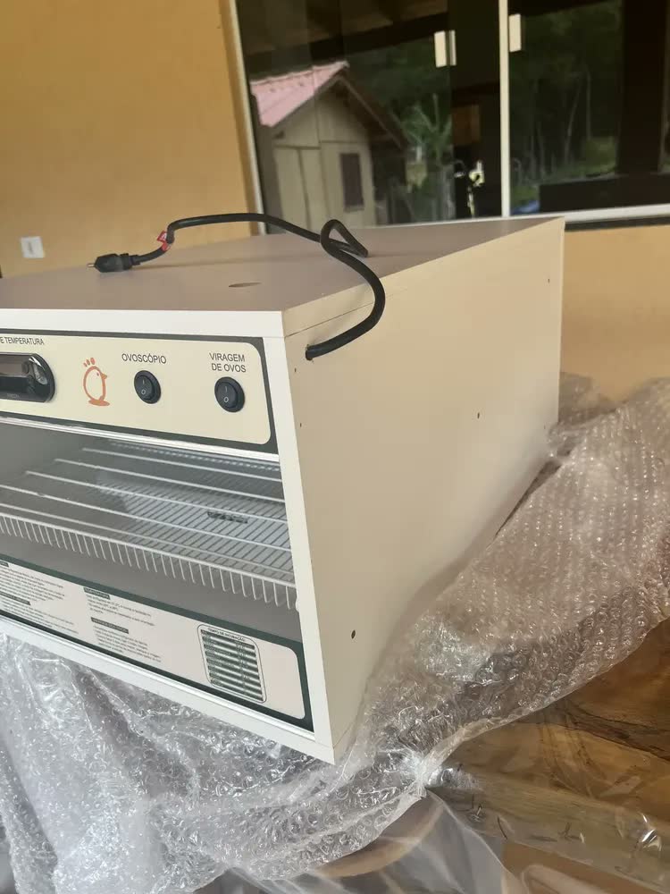 foto de Chocadeira Chocamaistop Chm 120 Branca 170w 120 Ovos