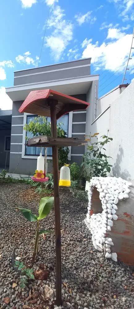 foto de Comedouro e Bebedouro Madeira para Pássaros Livres Silvestres 33cm