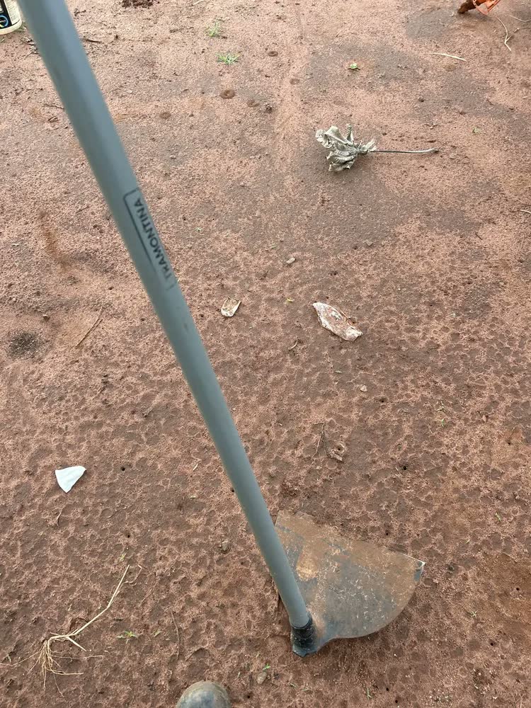 Enxada Canavieira Goivada 2.5 Cabo Metálico 140cm Tramontina