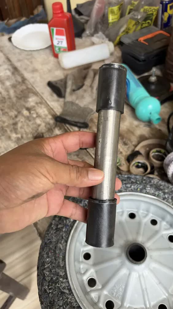 foto de Roda Pneu Maciço Force + Eixo Carrinho De Mão 150kg 3.25x8 Galvanizado
