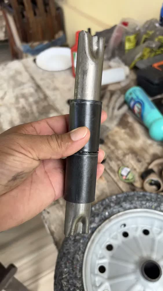 foto de Roda Pneu Maciço Force + Eixo Carrinho De Mão 150kg 3.25x8 Galvanizado