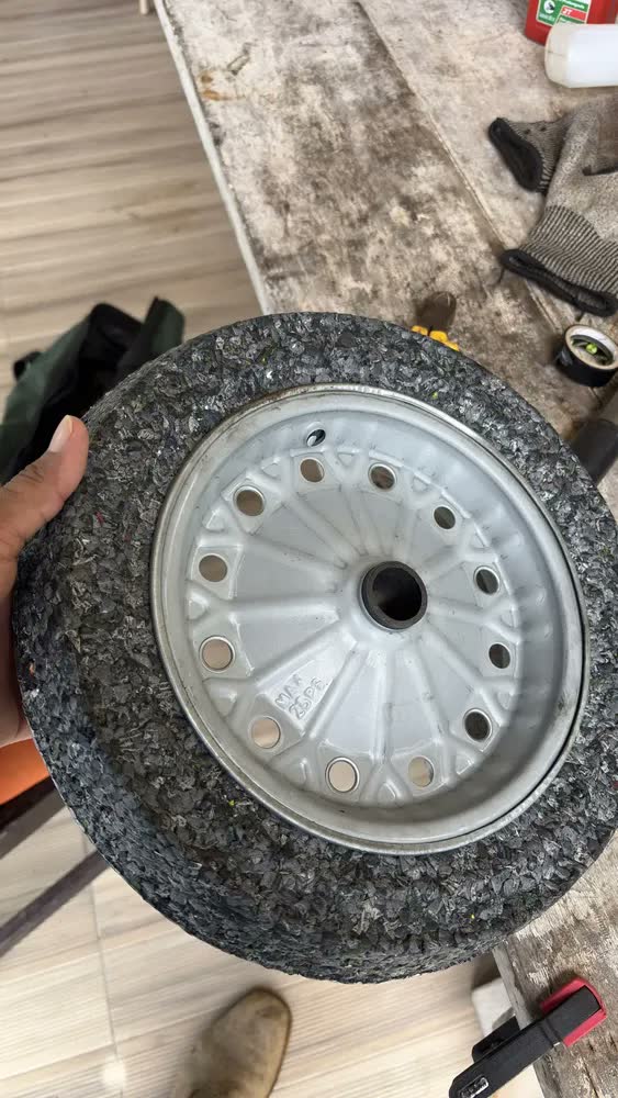 foto de Roda Pneu Maciço Force + Eixo Carrinho De Mão 150kg 3.25x8 Galvanizado