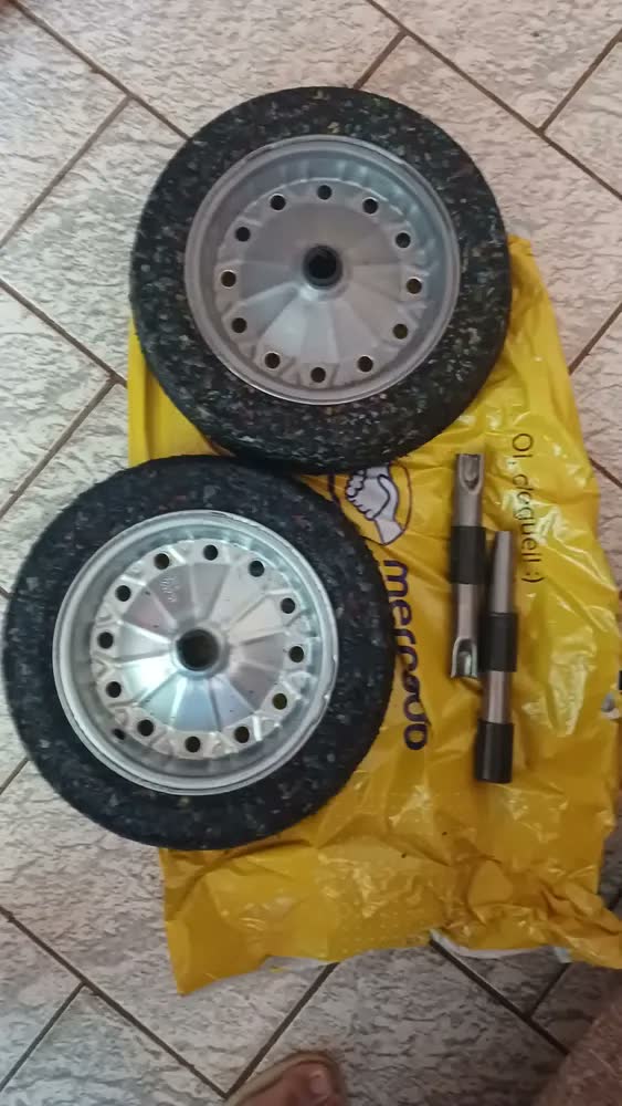foto de Roda Pneu Maciço Force + Eixo Carrinho De Mão 150kg 3.25x8 Galvanizado