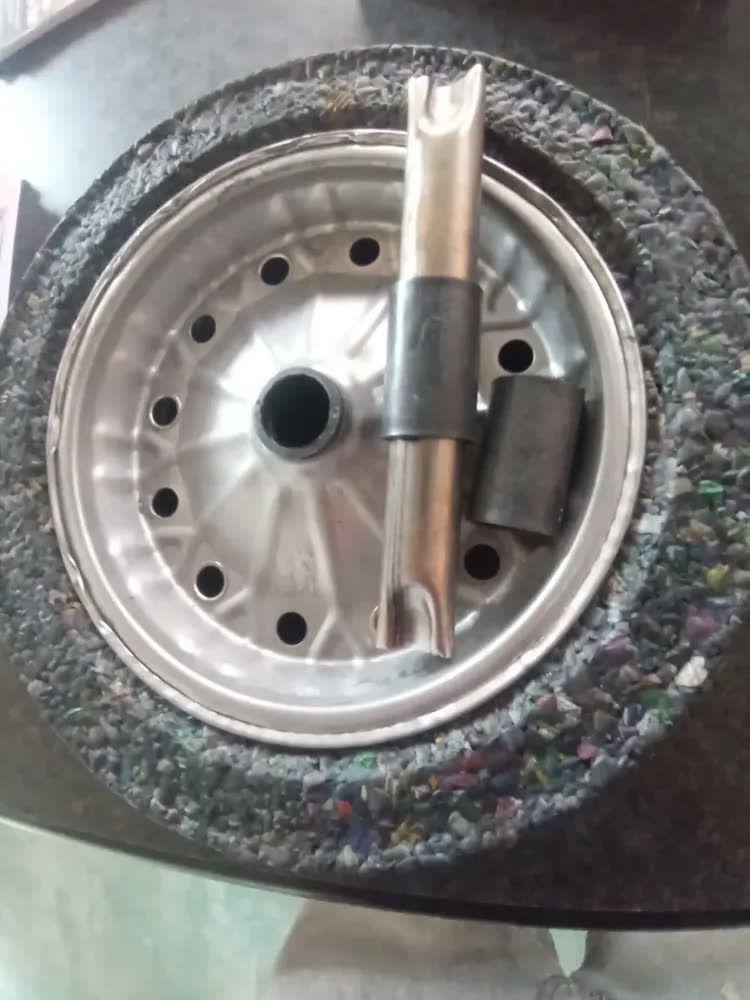 foto de Roda Pneu Maciço Force + Eixo Carrinho De Mão 150kg 3.25x8 Galvanizado