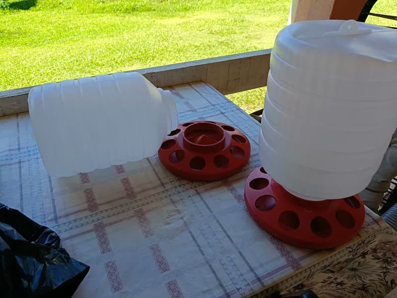 foto de Comedouro Automático Frangos Aves Alimentador 5kg Rosca Cor Vermelho