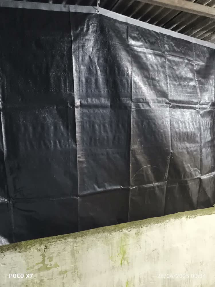 foto de Lona 3x2 Blackout Cinza Preta Impermeável 300 Micras Grossa