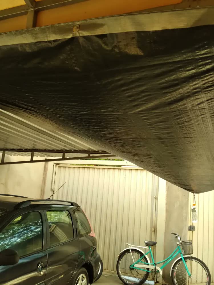 foto de Lona 3x2 Blackout Cinza Preta Impermeável 300 Micras Grossa