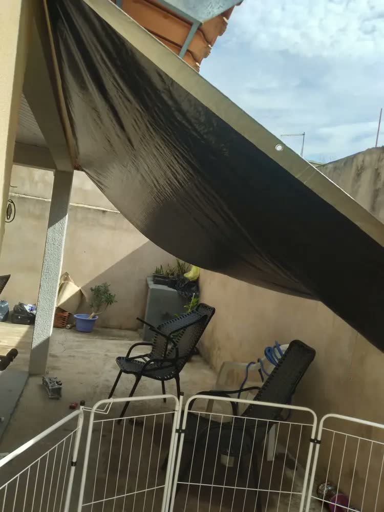 foto de Lona 3x2 Blackout Cinza Preta Impermeável 300 Micras Grossa