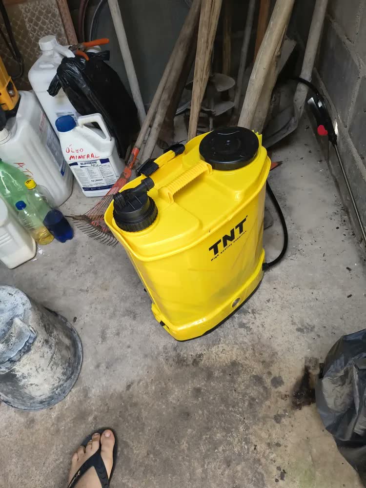 foto de Pulverizador 20l Costal Agrícola Bateria Elétrico E Manual Cor Amarelo