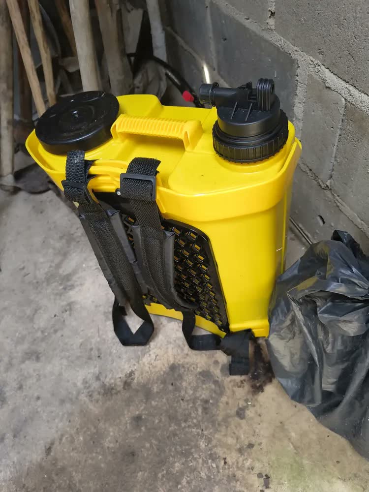 foto de Pulverizador 20l Costal Agrícola Bateria Elétrico E Manual Cor Amarelo