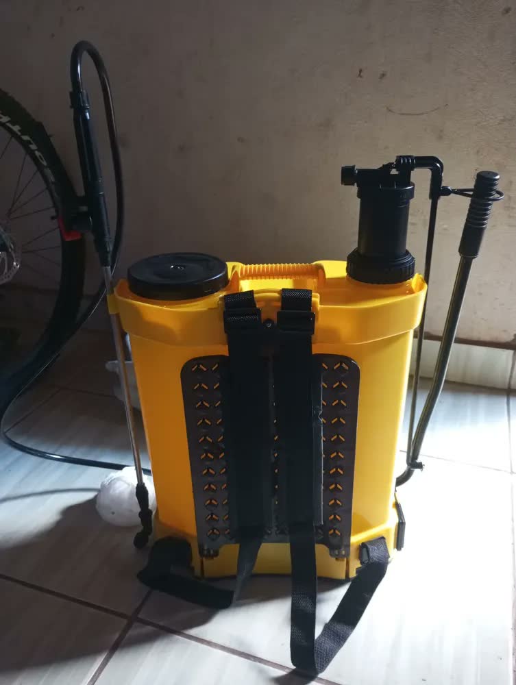 foto de Pulverizador 20l Costal Agrícola Bateria Elétrico E Manual Cor Amarelo