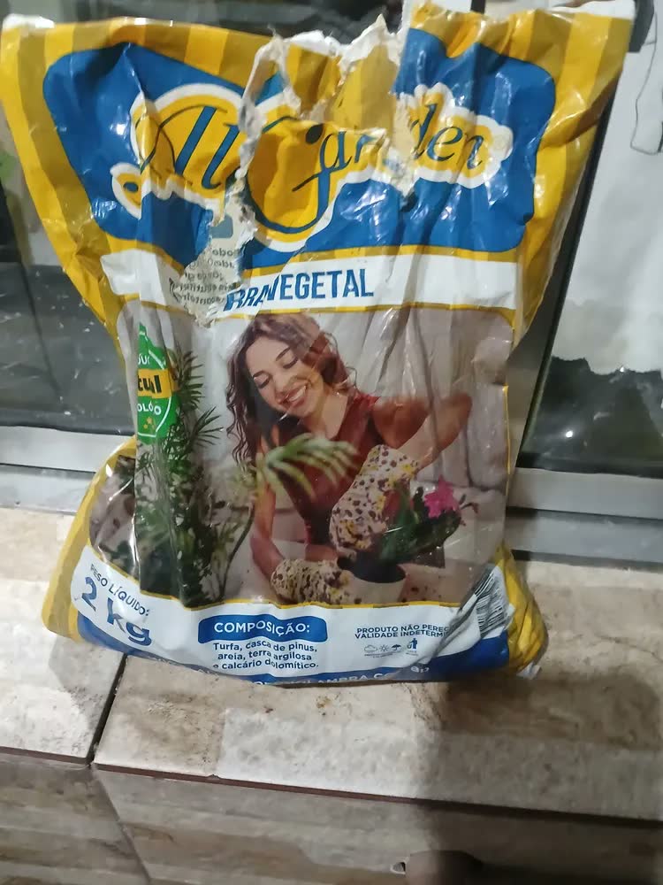 foto de Terra Vegetal Adubada All Garden 2Kg Para Plantas e Flores Viçosas