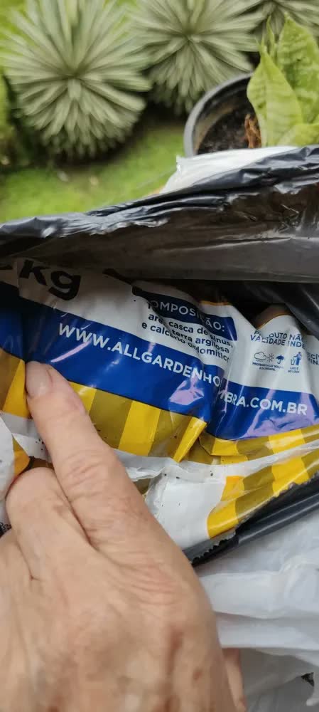 foto de Terra Vegetal Adubada All Garden 2Kg Para Plantas e Flores Viçosas