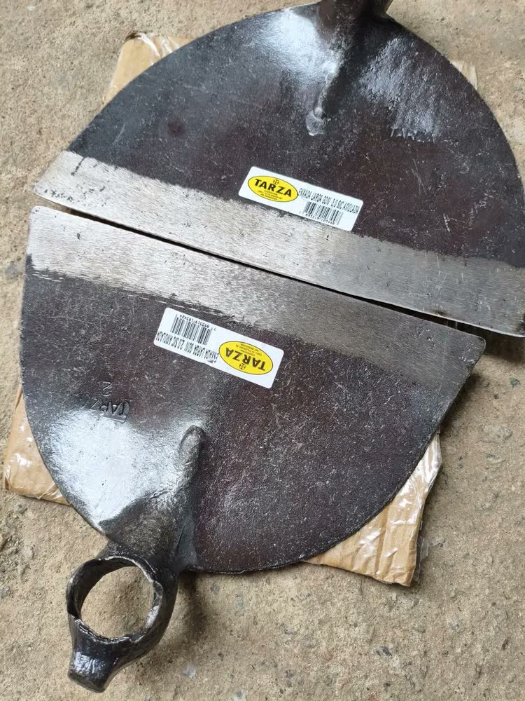 foto de Enxada Larga Goivada Tarza 3,0 Aço Carbono Sem Cabo