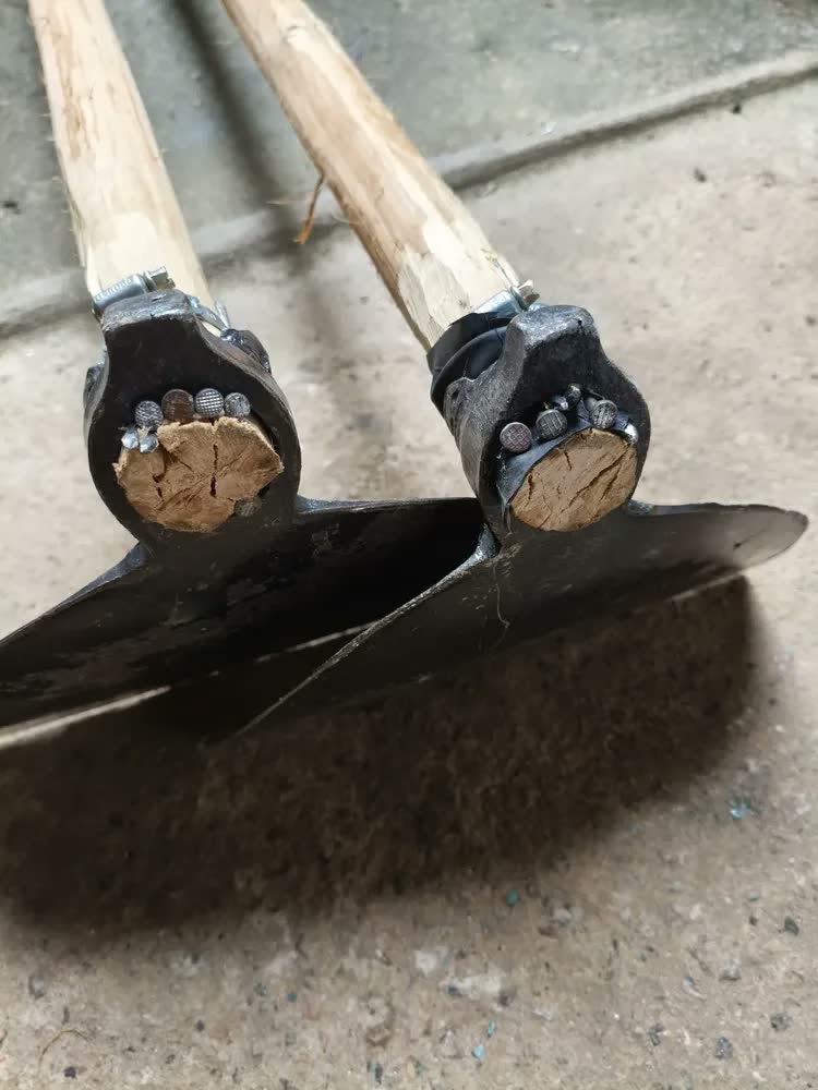 foto de Enxada Larga Goivada Tarza 3,0 Aço Carbono Sem Cabo