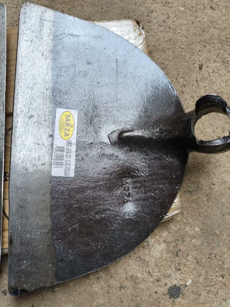 foto de Enxada Larga Goivada Tarza 3,0 Aço Carbono Sem Cabo