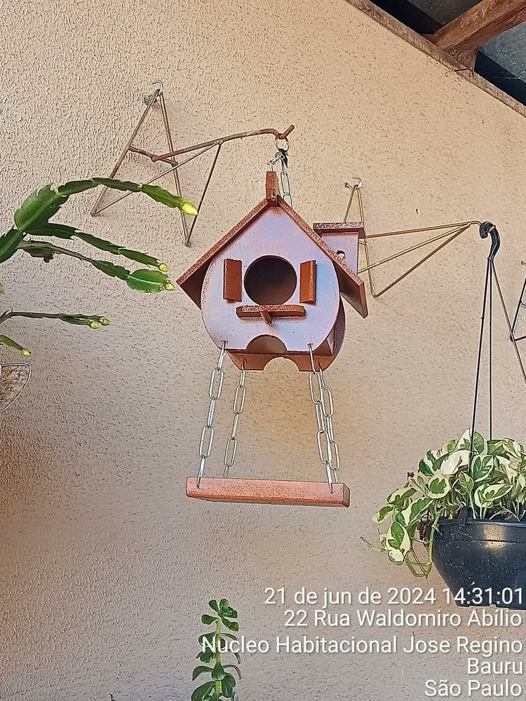 foto de Comedouro Tratador Para Pássaros Livres Ecológico Mogno Mdf. Cor Azul