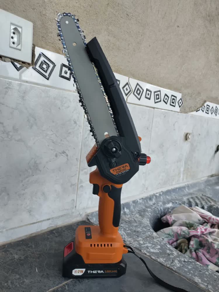 foto de Motosserra Elétrica Brushless Thera com 2 Baterias e Sabre de 8