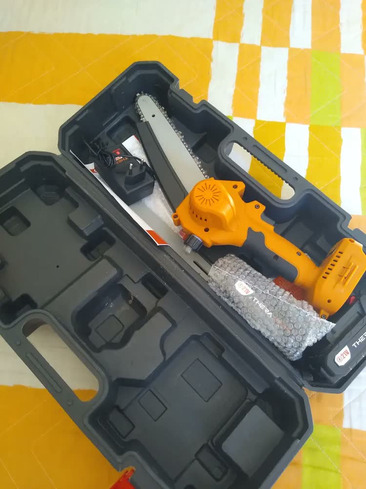 foto de Motosserra Elétrica Brushless Thera com 2 Baterias e Sabre de 8