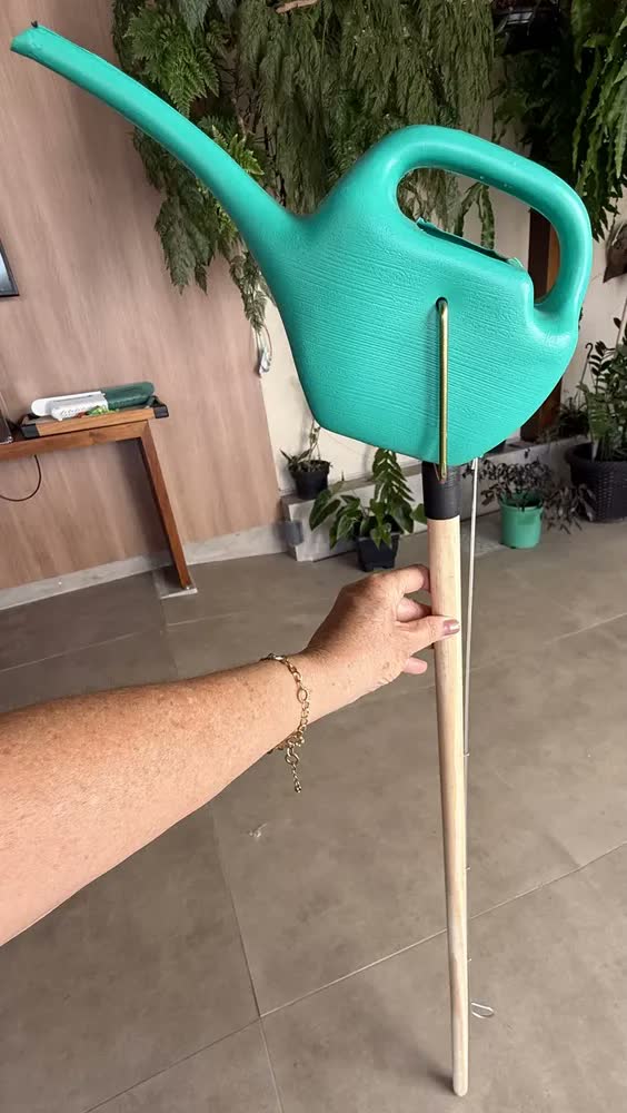 foto de Regador Para Plantas Com Haste Longa Para Plantas Altas 1l