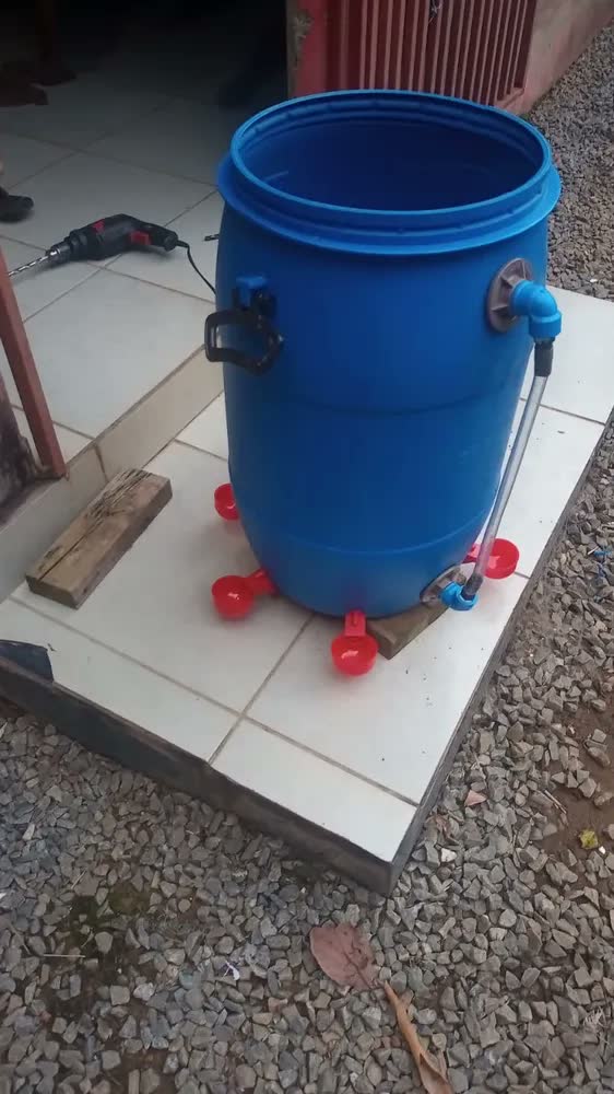foto de Kit 10 Bebedouro Automático Aves Galinhas Codornas Frango Pato Peru Pintinho Copinho Vermelho 90ml Bebedouros Aves Automatico Copinho VEMDESHOP