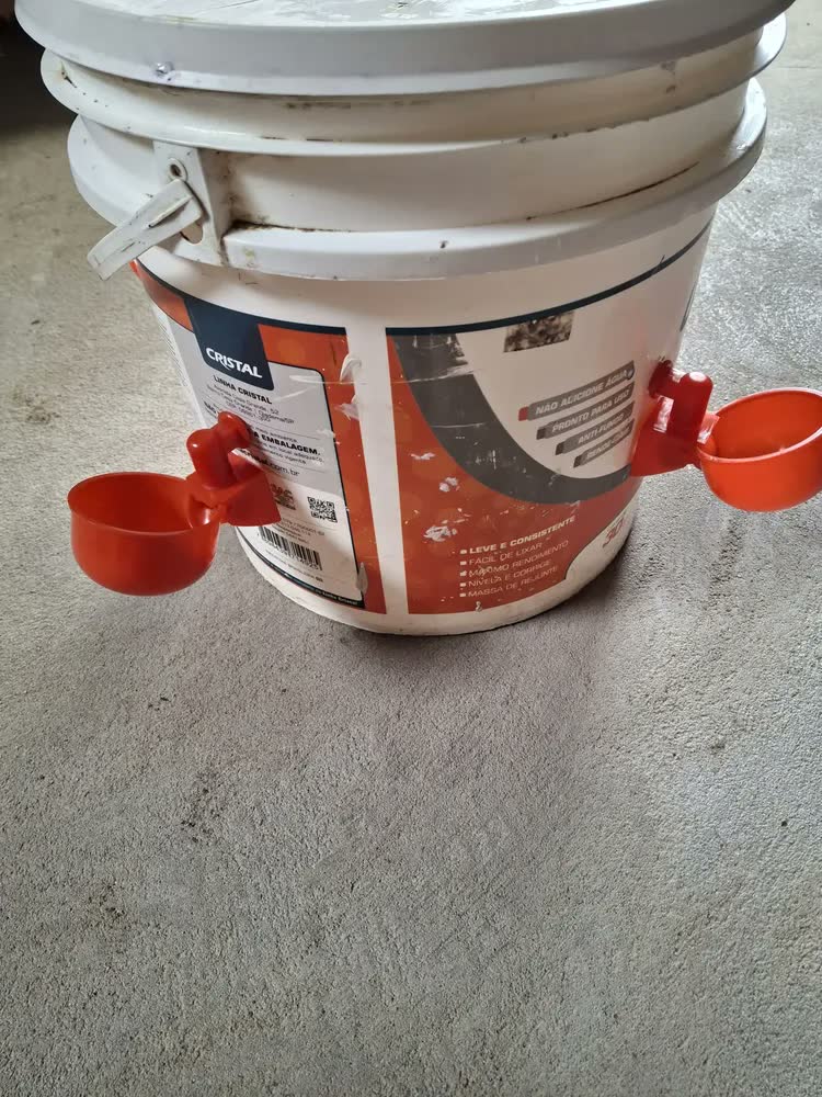 foto de Kit 10 Bebedouro Automático Aves Galinhas Codornas Frango Pato Peru Pintinho Copinho Vermelho 90ml Bebedouros Aves Automatico Copinho VEMDESHOP