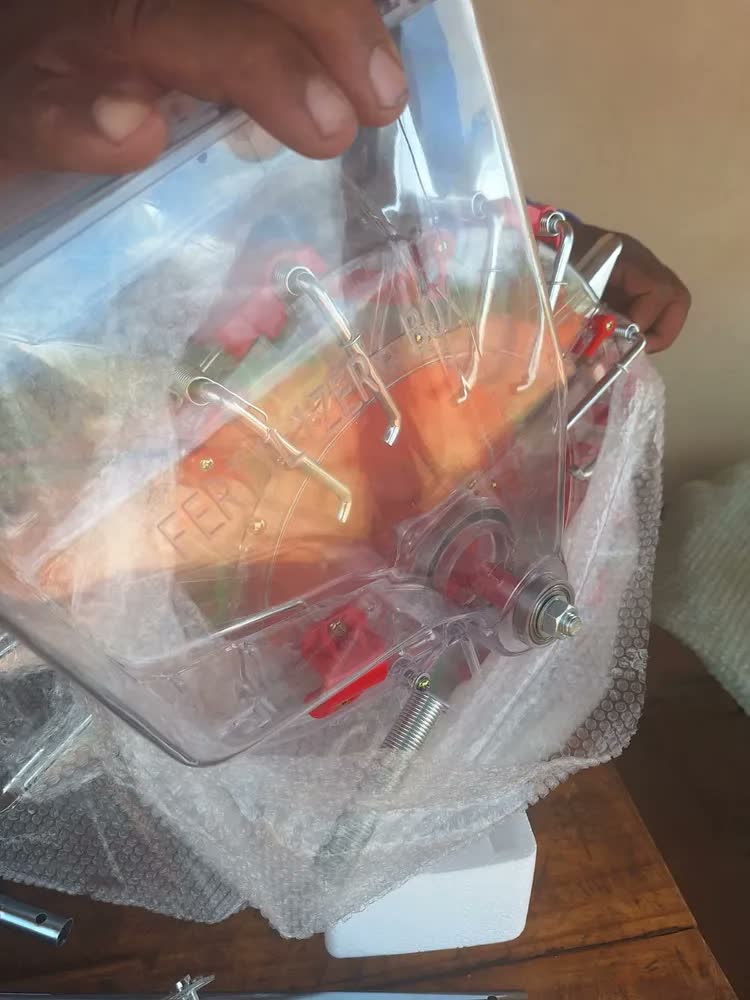 foto de Plantadeira Adubadeira Manual Empurrar 14 Bicos Diversas Sementes Epam14 Evald