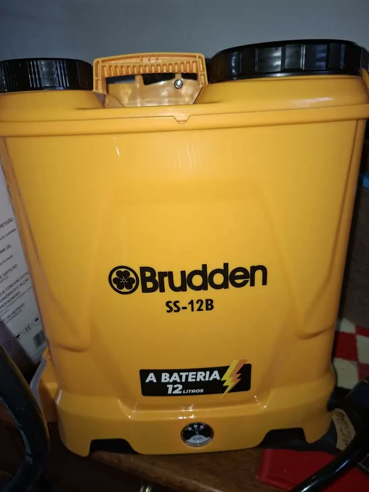 foto de Pulverizador Costal Elétrico Brudden SS-12B tanque 12 litros Bateria 5 Bicos