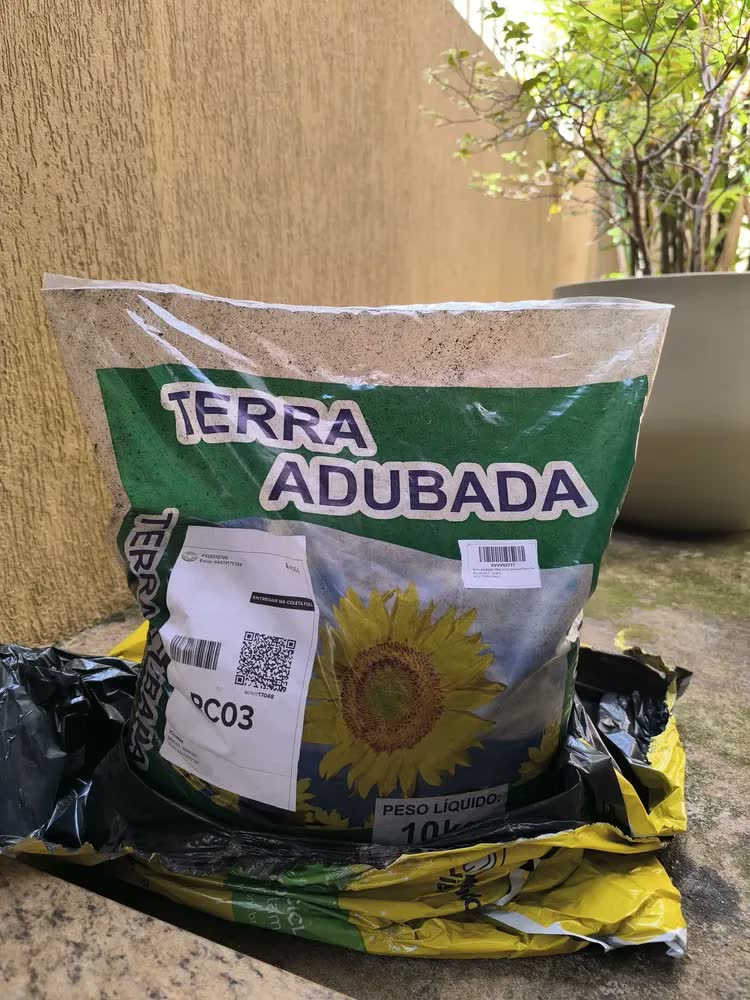 foto de Terra Adubada 10kg Terra Girassol para Hortas Vasos e Jardins