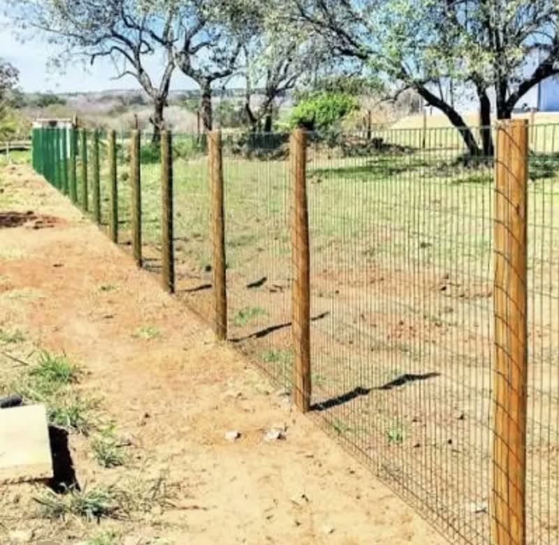 foto de Tela Cerca Soldada Altura 1,50 X 25 Metros Fio 1,60 Mm Malha 5x10cm Alambrado Jardim Fazenda Sitio Chacara Hortas Canteiros Segurança.