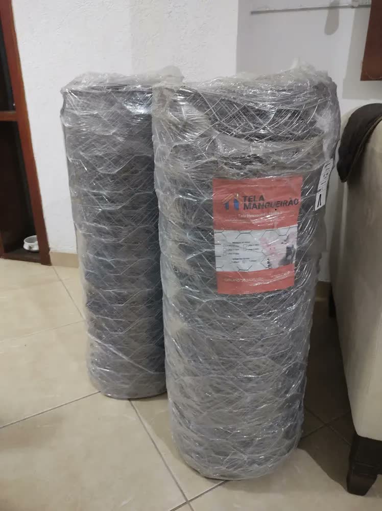 foto de Tela Mangueirão Porcos Altura 0,80 m X 50 Metros Fio 18 Alambrado Galvanizada Rural Carneiro Cabra Cinza.