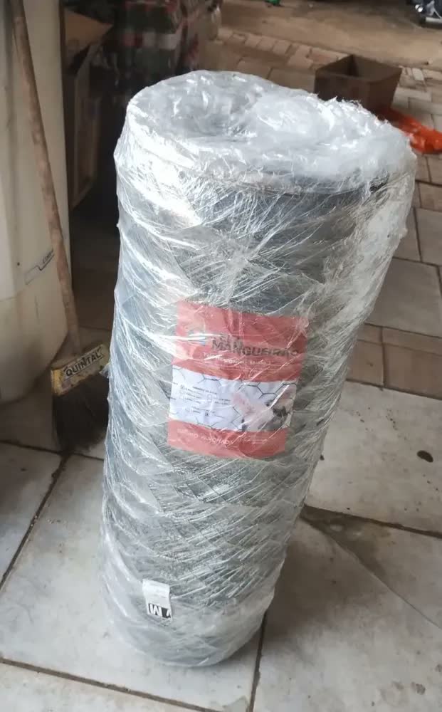 foto de Tela Mangueirão Porcos Altura 0,80 m X 50 Metros Fio 18 Alambrado Galvanizada Rural Carneiro Cabra Cinza.