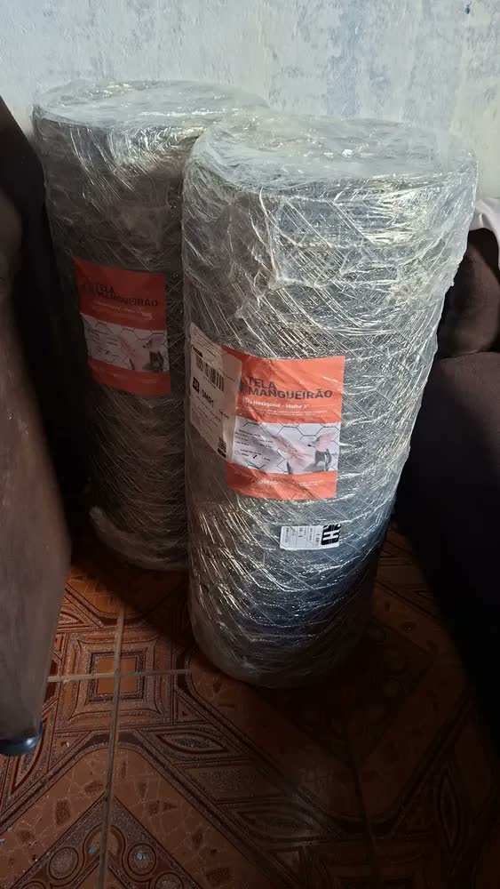 foto de Tela Mangueirão Porcos Altura 0,80 m X 50 Metros Fio 18 Alambrado Galvanizada Rural Carneiro Cabra Cinza.
