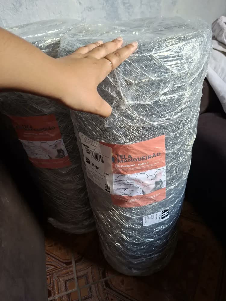 foto de Tela Mangueirão Porcos Altura 0,80 m X 50 Metros Fio 18 Alambrado Galvanizada Rural Carneiro Cabra Cinza.