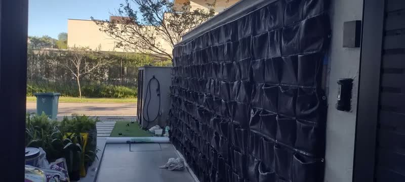foto de Parede Verde Em Feltro Plantas Naturais 1m X1m 20 Bolsos Natural Preto