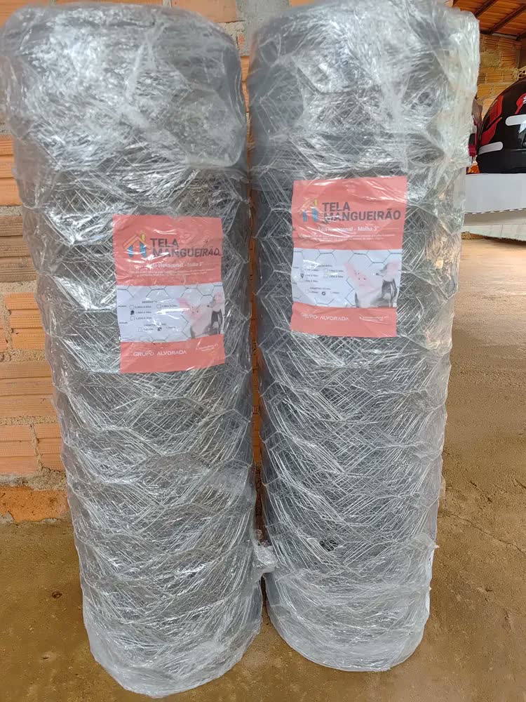 foto de Tela Mangueirão 1,00 X 50m Fio 18 Porcos Horta Rural Ovelha Carneiro Sitio Fazenda Chacara Suinos Caprinos Viveiro