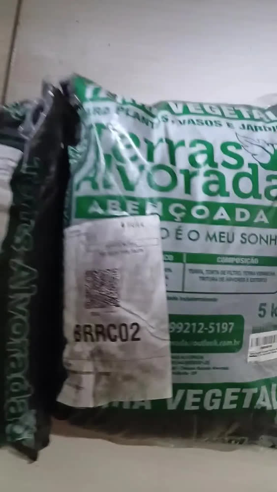 foto de Terra Vegetal Alvorada 5 kg Adubada Pronta Para Uso Em Jardinagem Flores Hortas Plantas Vasos Com Turfa Composto Orgânico 100% Natural E Sustentável Nutrição Para Suas Plantas