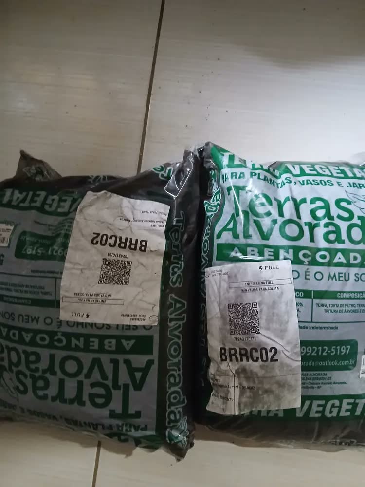 foto de Terra Vegetal Alvorada 5 kg Adubada Pronta Para Uso Em Jardinagem Flores Hortas Plantas Vasos Com Turfa Composto Orgânico 100% Natural E Sustentável Nutrição Para Suas Plantas