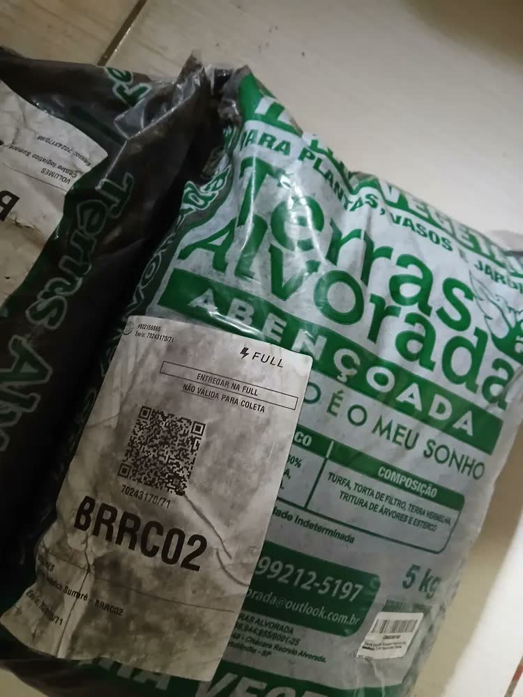 foto de Terra Vegetal Alvorada 5 kg Adubada Pronta Para Uso Em Jardinagem Flores Hortas Plantas Vasos Com Turfa Composto Orgânico 100% Natural E Sustentável Nutrição Para Suas Plantas