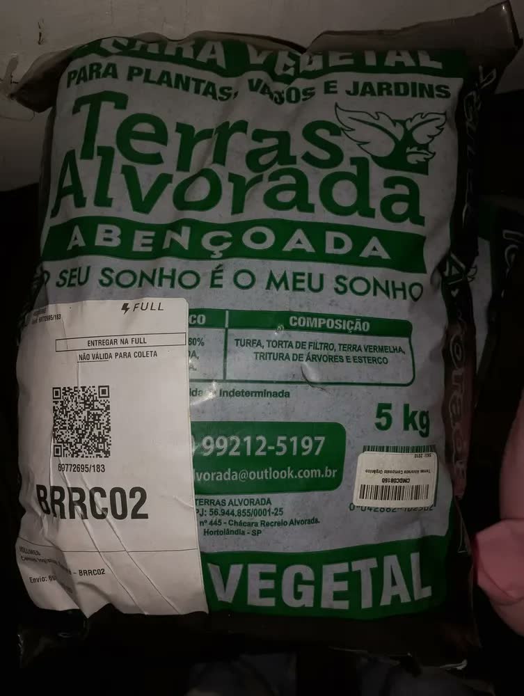 foto de Terra Vegetal Alvorada 5 kg Adubada Pronta Para Uso Em Jardinagem Flores Hortas Plantas Vasos Com Turfa Composto Orgânico 100% Natural E Sustentável Nutrição Para Suas Plantas