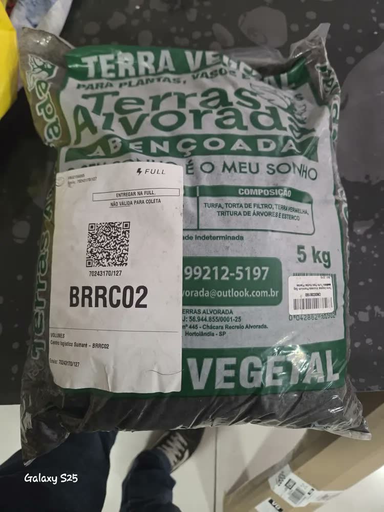 foto de Terra Vegetal Alvorada 5 kg Adubada Pronta Para Uso Em Jardinagem Flores Hortas Plantas Vasos Com Turfa Composto Orgânico 100% Natural E Sustentável Nutrição Para Suas Plantas