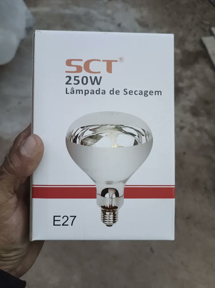 foto de Lâmpada Luz Infravermelha Aquecedora Para Granjas, Pintinhos Branco-quente