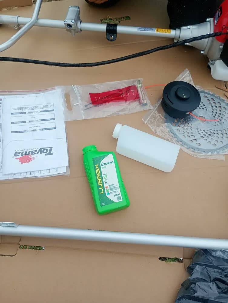 foto de Roçadeira A Gasolina Toyama Tbc52sx Premium 2t 51,6cc Pro